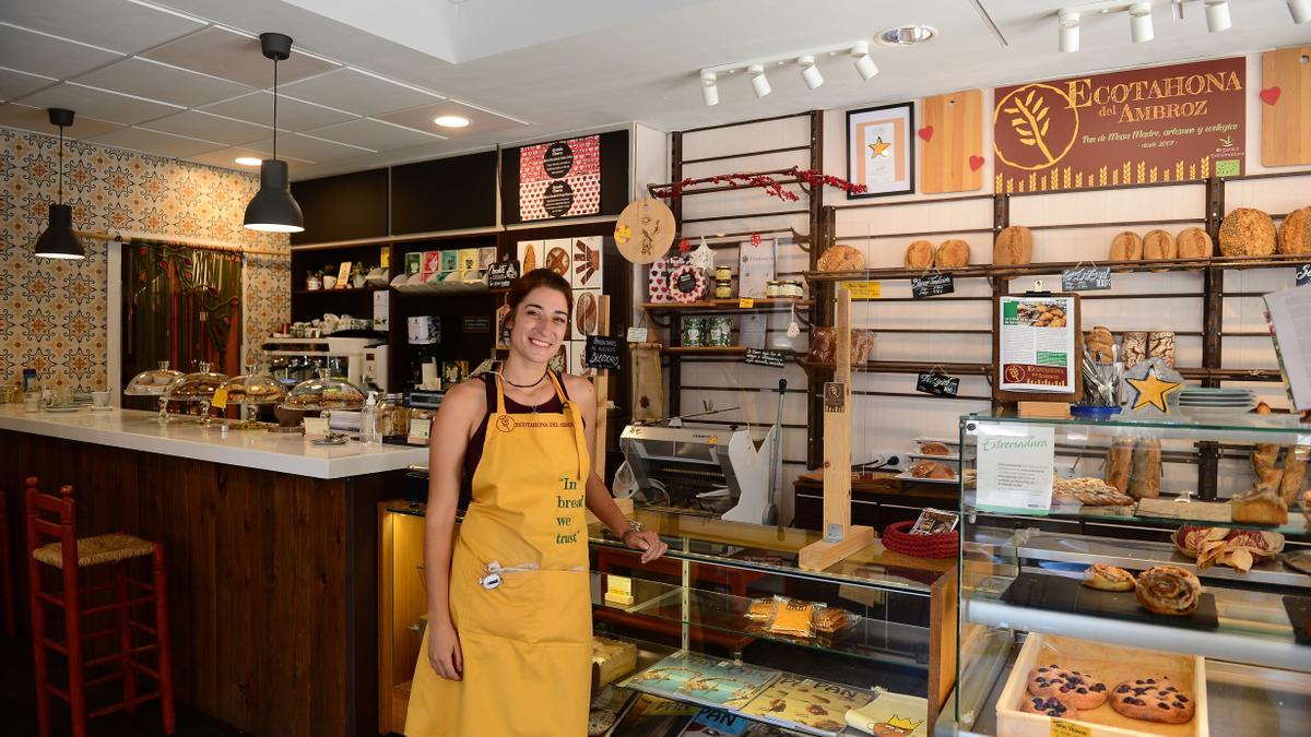 Estela García, socia de la Ecotahona del Ambroz, en la cafetería.