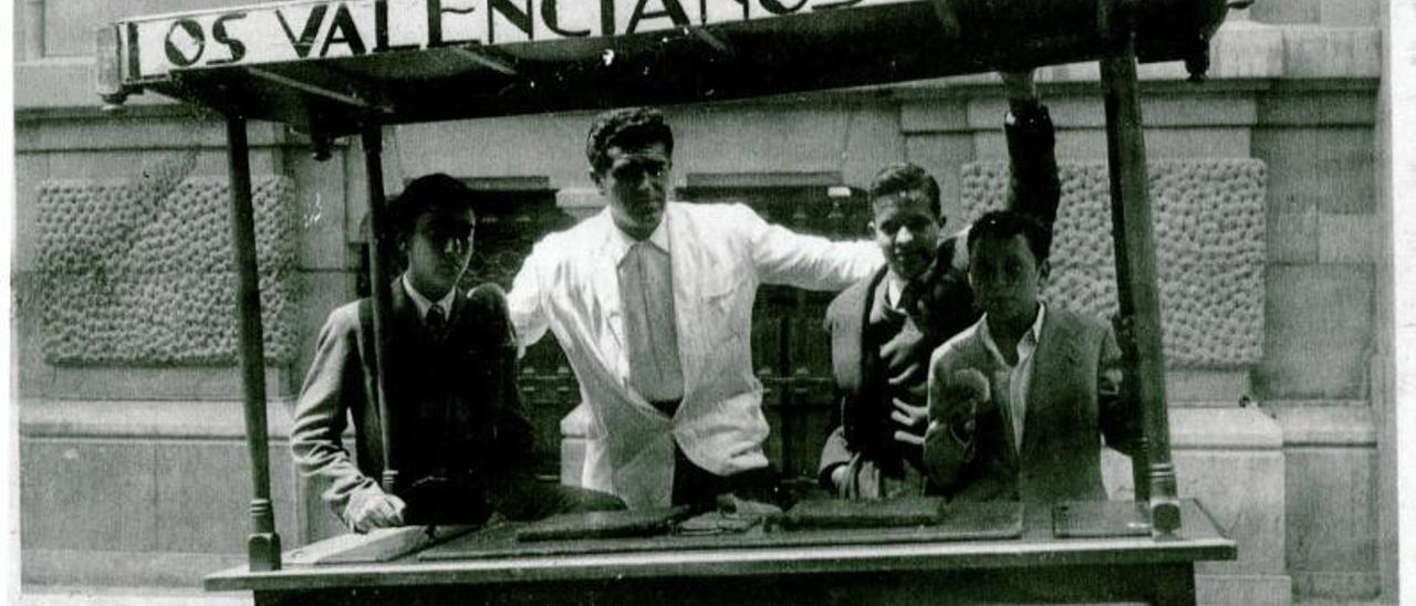 Antonio Guillem Guillem, en el centro, detrás de un carrito de los helados de “Los Valencianos” en Avilés. En el recuadro, una foto reciente del fallecido. | Familia Guillem