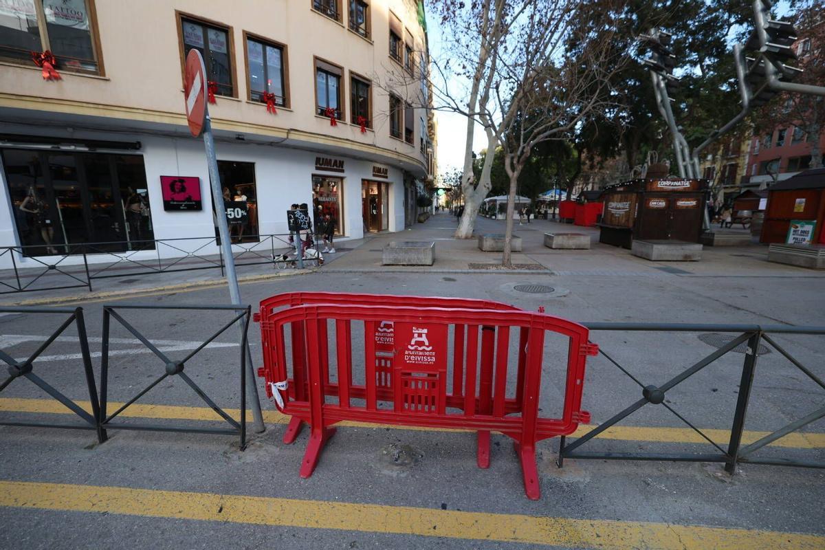 Imágenes del estado en el que ha quedado la valla en la que el coche de la Policía Local se ha estrellado al acudir a una emergencia