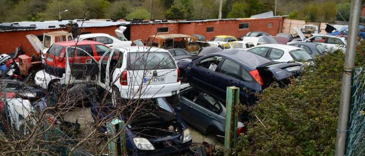 Instalaciones de Talleres Santomé en Meira, adonde son trasladados los vehículos. // Gonzalo Núñez