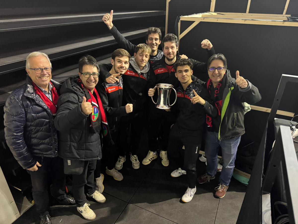 L’equip olotí, celebrant el títol.