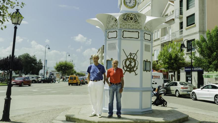 Avelino Avilés (izda.) con Antonio Iglesias en el Reloj de la Alameda el año pasado.//G.N.