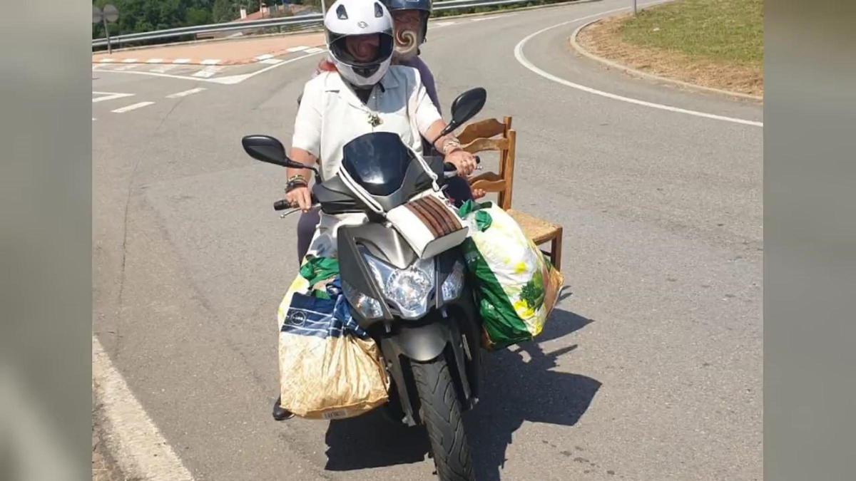 Els Mossos multen un motorista que transportava dues cadires i dues bosses gegants de compra