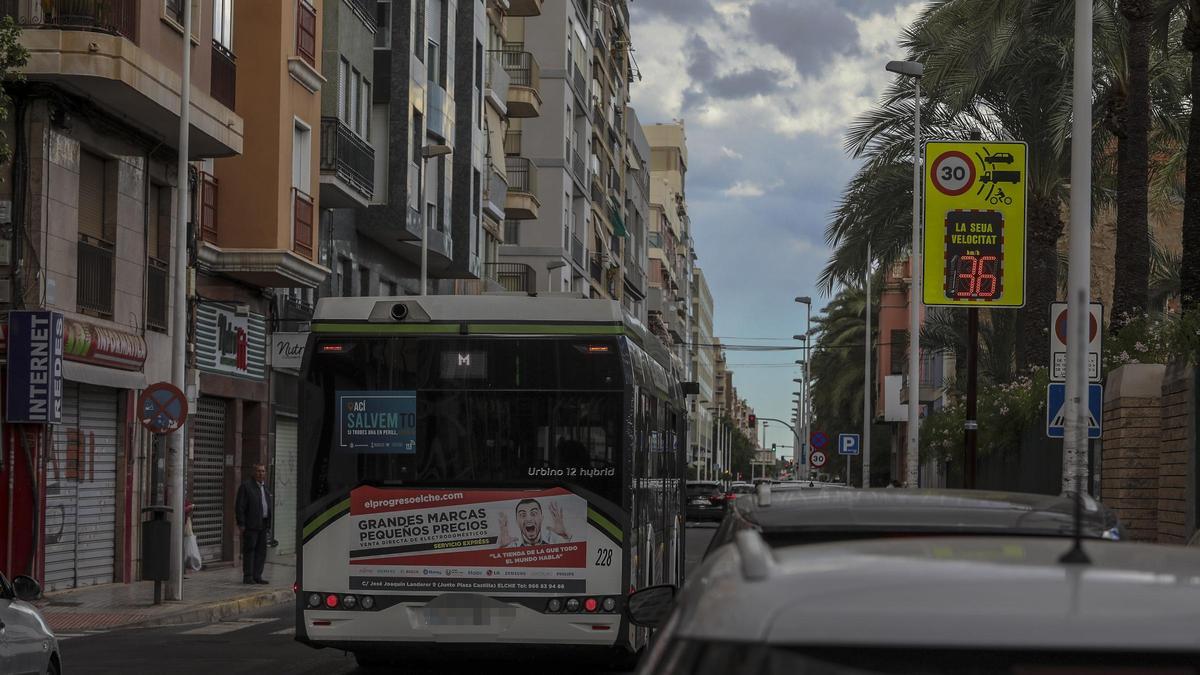 Un autobús a más velocidad de la permitida en la avenida Juan Carlos I de Elche