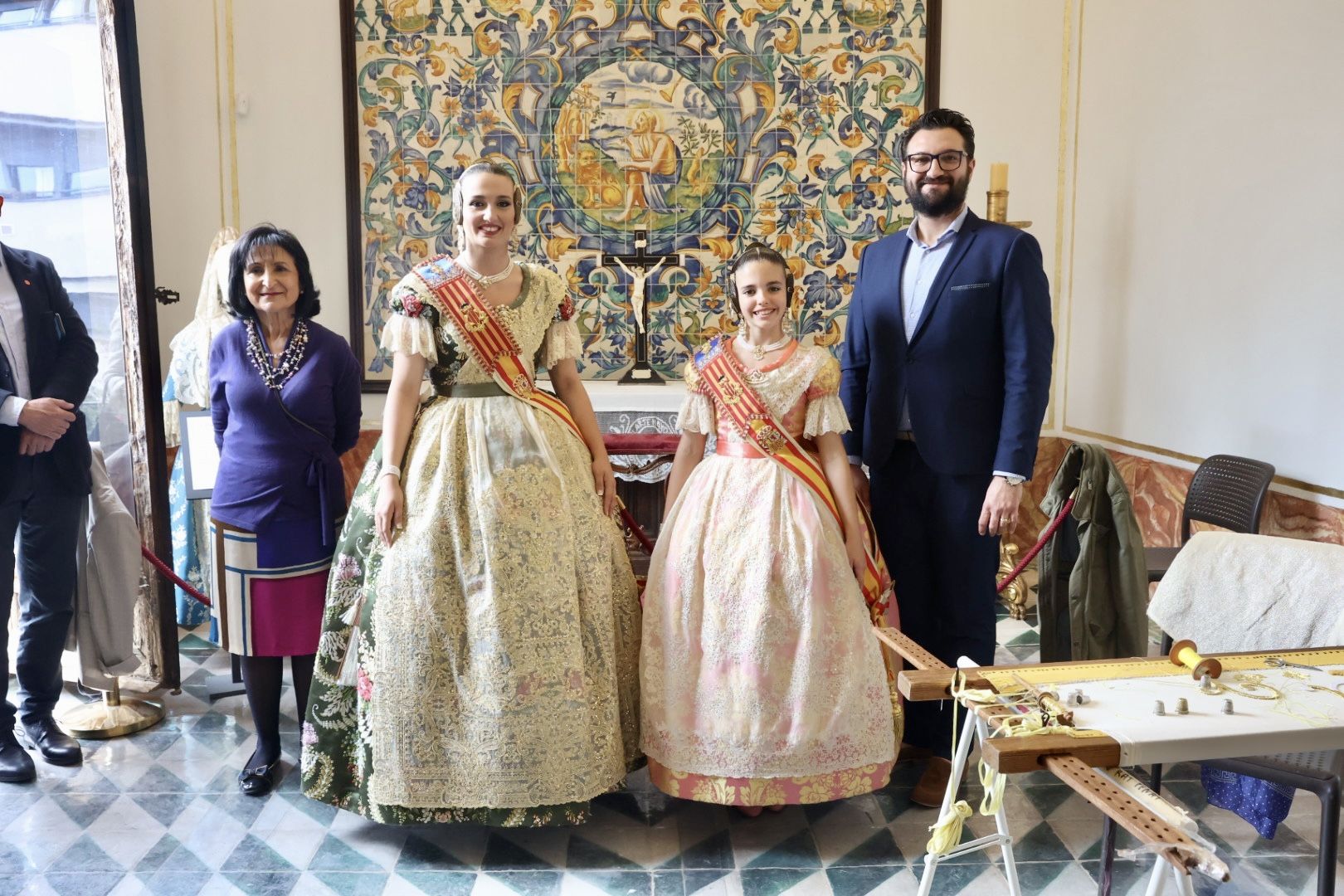 Ultimas puntadas del manto de la Virgen "Un Poco de Muchos"