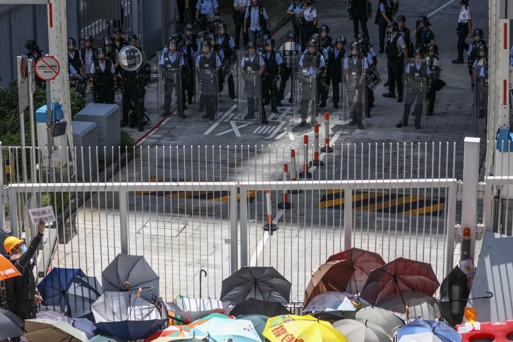 Policías y manifestantes hongkoneses chocan en ...