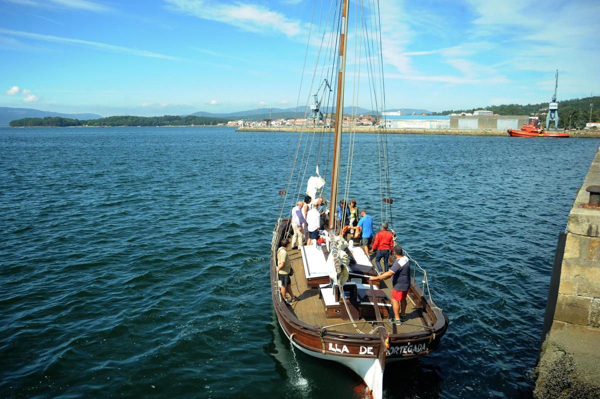 Saída do Galeón &quot;Illa de Cortegada&quot; nunha das súas navegacións turísticas-