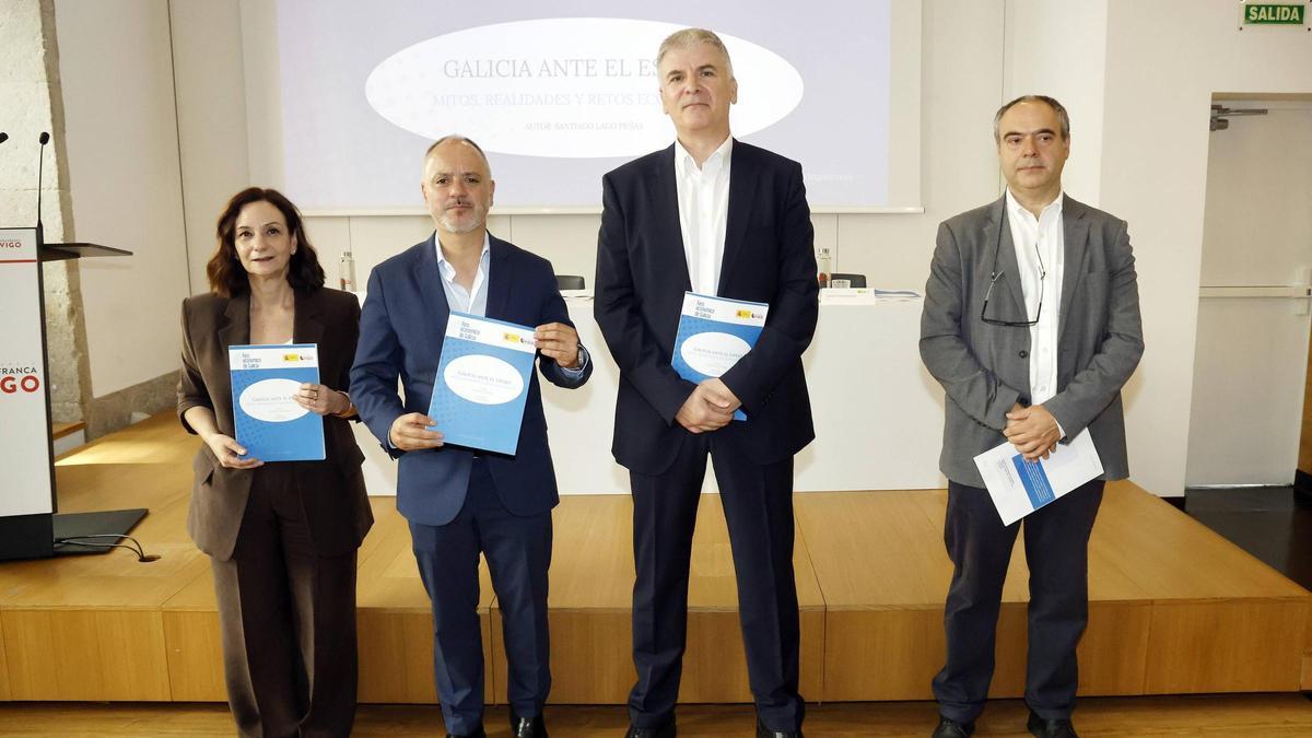 De izq. a dcha., Susana Lama, David Regades, Santiago Lago-Peñas y Daniel Hermosilla, que participaron en la presentación del libro.