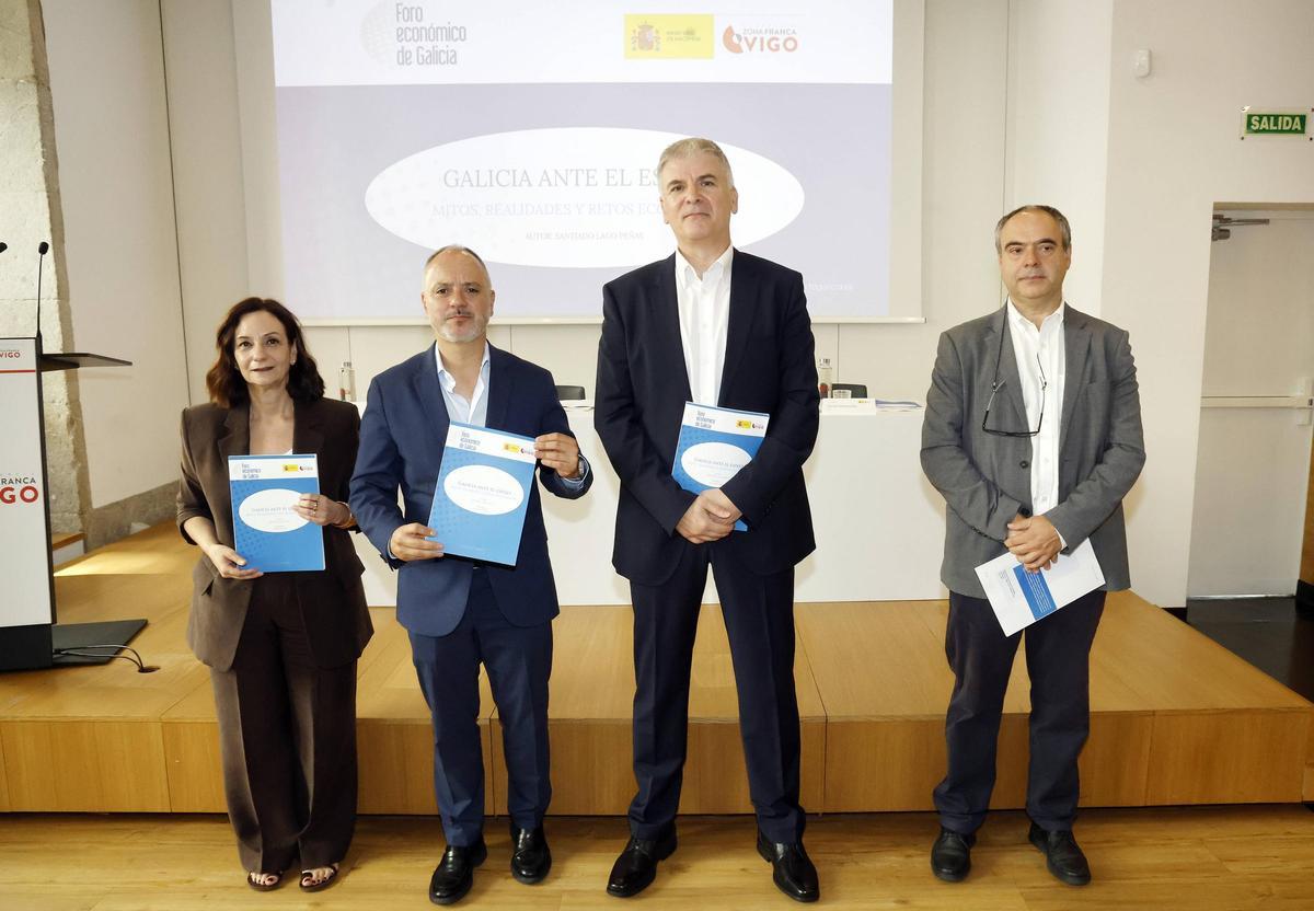 De izq. a dcha., Susana Lama, David Regades, Santiago Lago-Peñas y Daniel Hermosilla, que participaron en la presentación del libro.