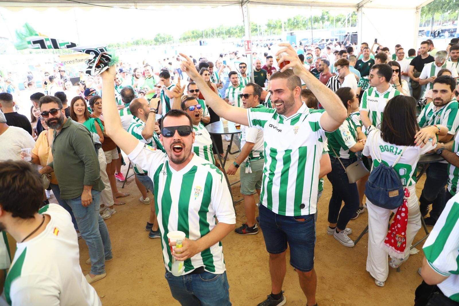 Córdoba CF-Ponferradina | El espectáculo de los aficionados en la Fan Zone de El Arcángel