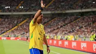 Ronaldinho la lía en Polonia