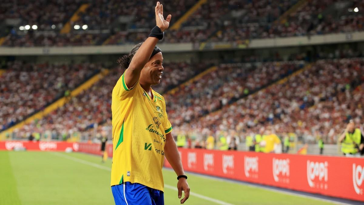 Ronaldinho durante un amistoso contra exfutbolistas de Polonia