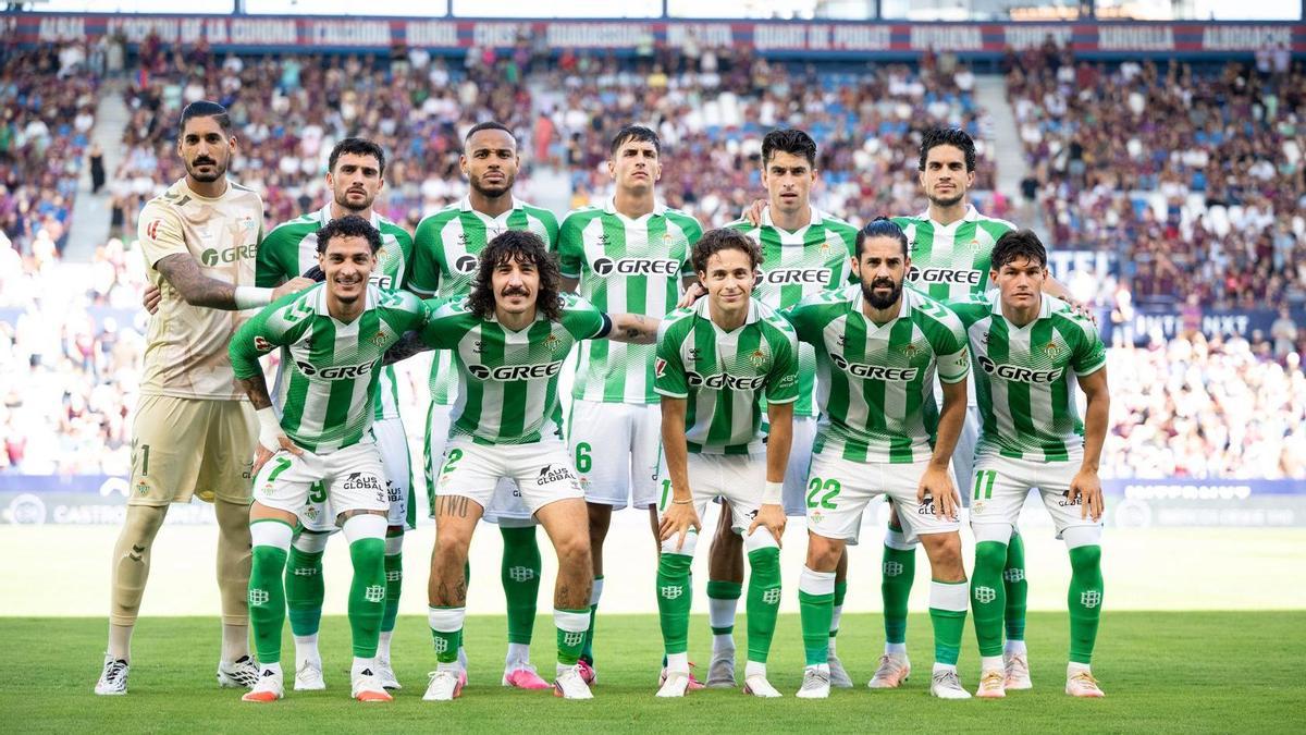 Los jugadores del Betis posan en el Ciutat de València en la previa del partido de Liga ante el Levante