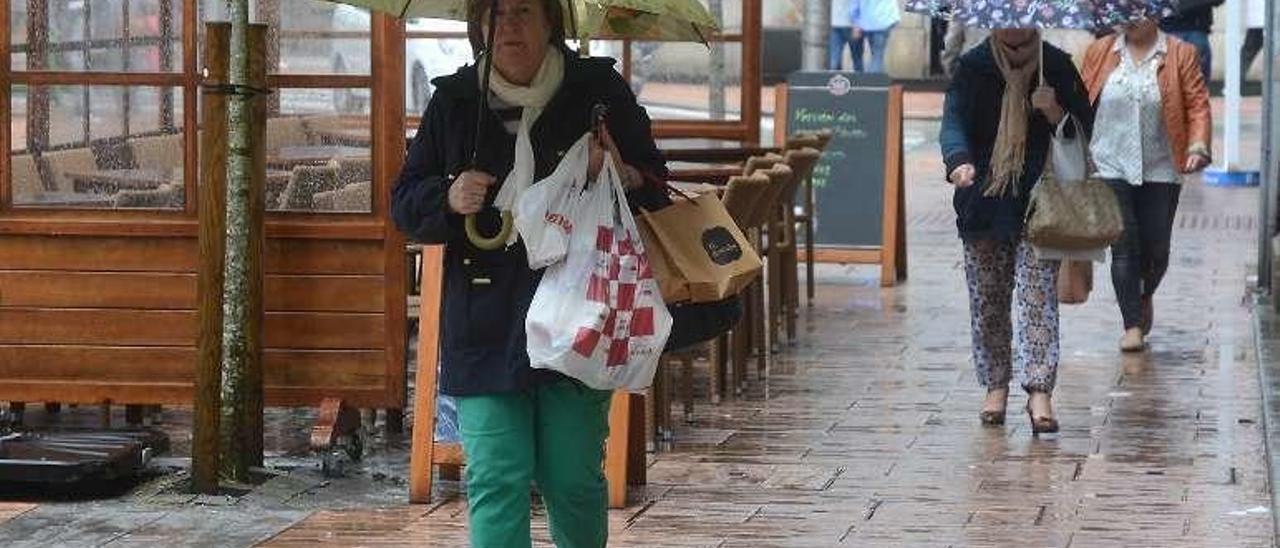 Cincuenta litros en una sola jornada  |  De los menos de 400 litros de lluvia caídos este invierno en Pontevedra, cincuenta se acumularon en un único día, a principios de febrero, coincidiendo con el temporal de los días 3 y 4 de ese mes. Tanto en diciembre como en enero y marzo apenas se llegó a los 25 litros en una sola jornada.