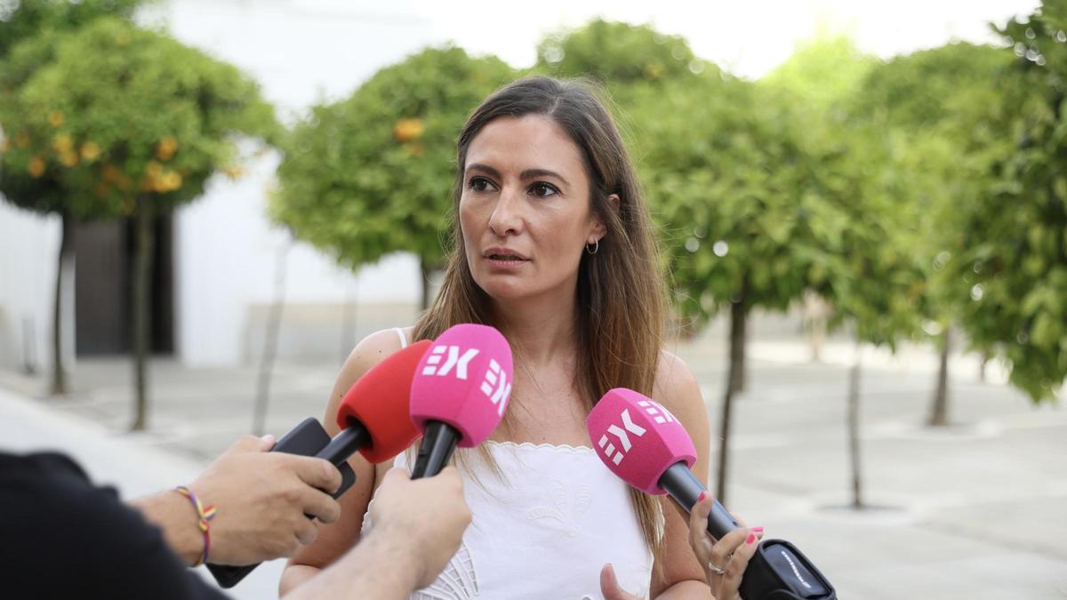 La portavoz de Educación del Grupo Parlamentario Socialista, Lara Garlito, atiende a los medios de comunicación