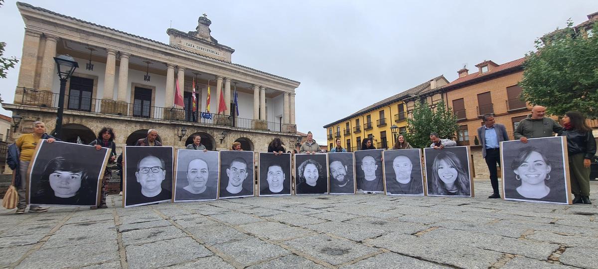 Participantes en la actividad posan con retratos.