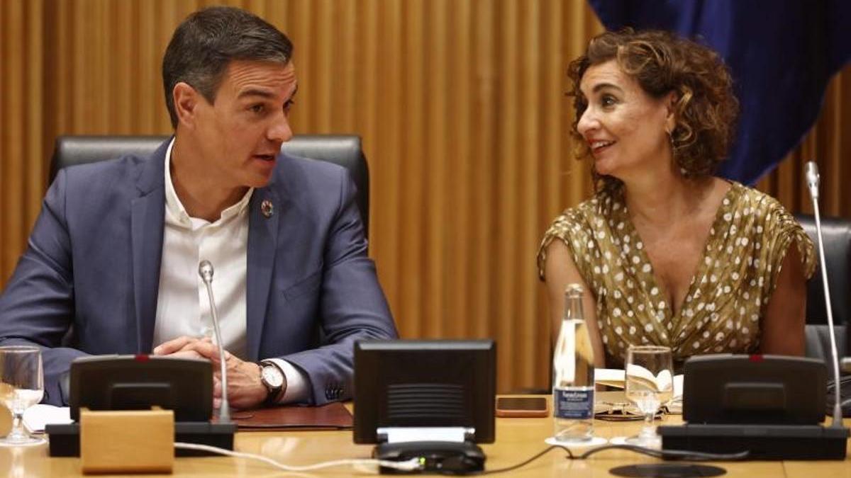 El presidente del Gobierno y secretario general del PSOE, Pedro Sánchez, y la ministra deHacienda y vicesecretaria general del partido, María Jesús Montero, este 12 de septiembre de 2022, antes de la reunión con el Grupo Parlamentario Socialista en el Congreso. /