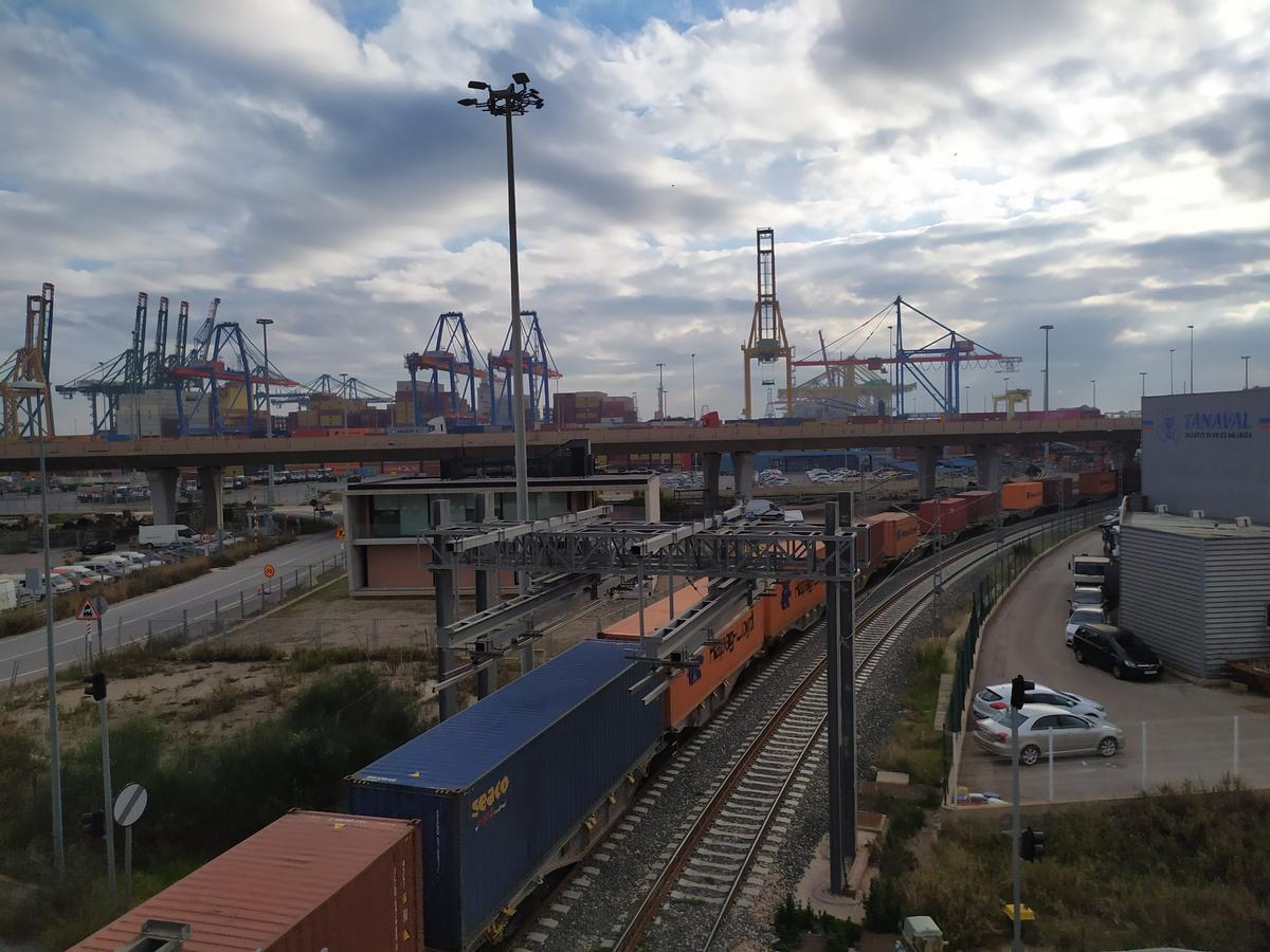 Entrada de un tren en el puerto de València.