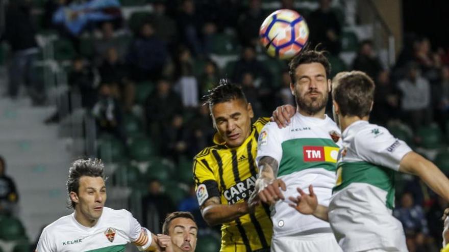 Túñez despeja un balón durante el partido Elche-Zaragoza