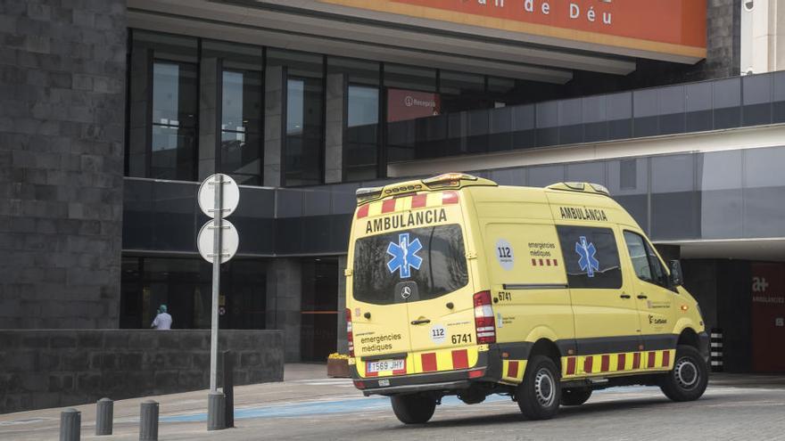 Una ambulància entre a Urgències a l&#039;Hospital de Sant Joan de Déu