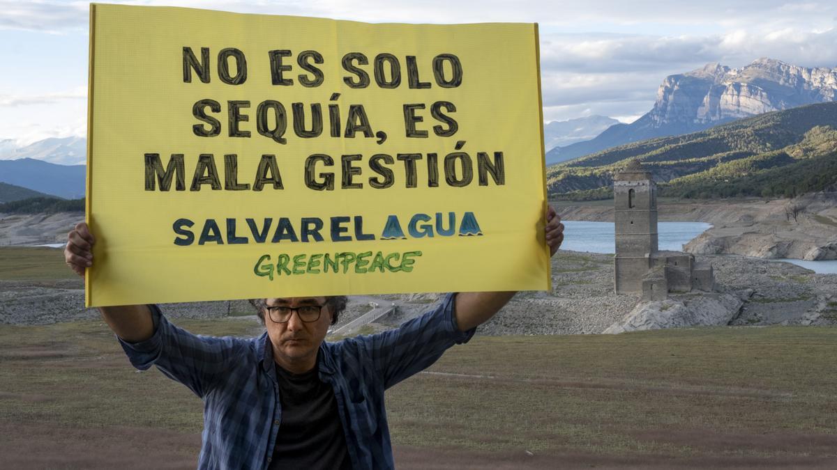 Campaña de Greenpeace, en el embalse de Mediano (Huesca).