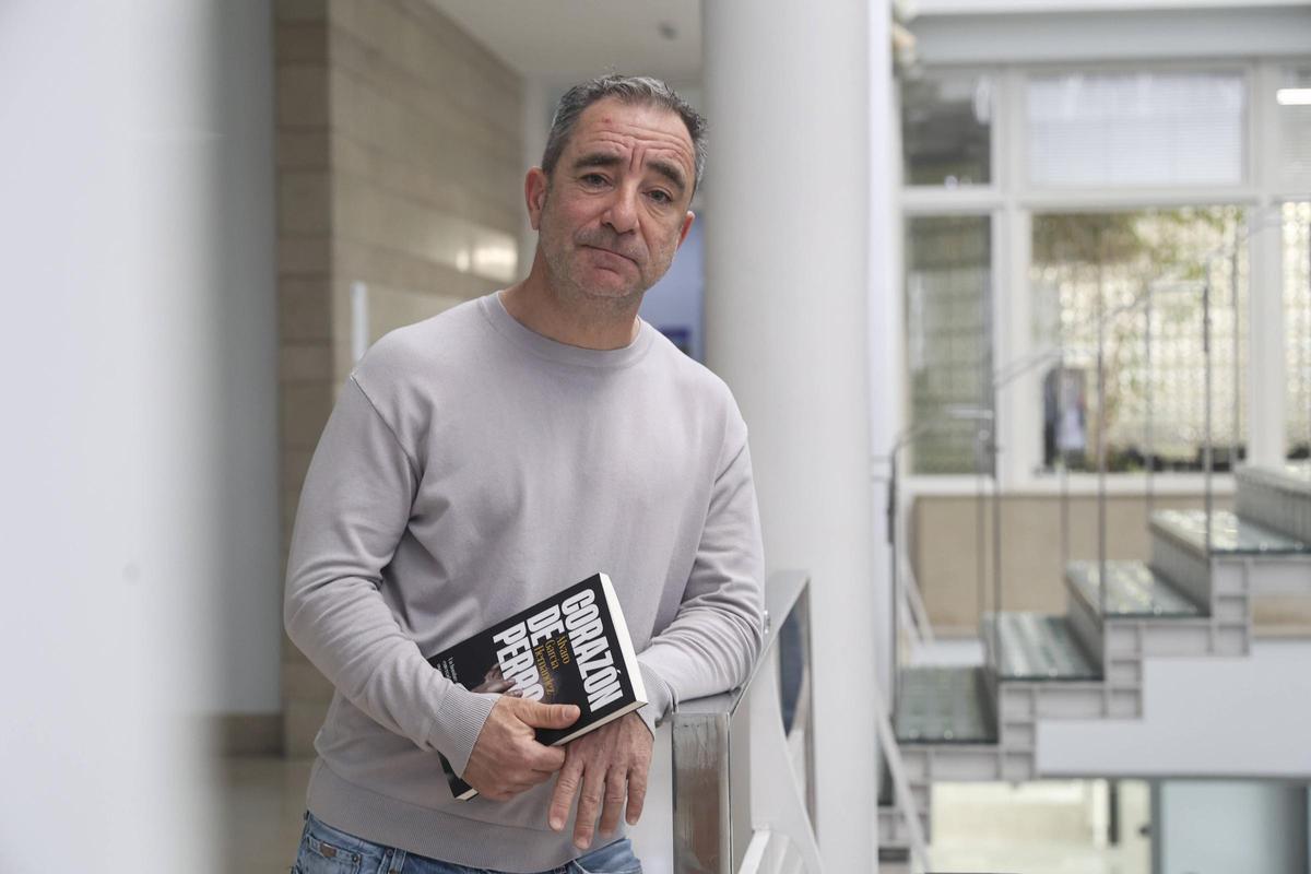 El escritor Álvaro García Hernández, con su libro 'Corazón de Perro', antes de la entrevista con Levante-EMV.