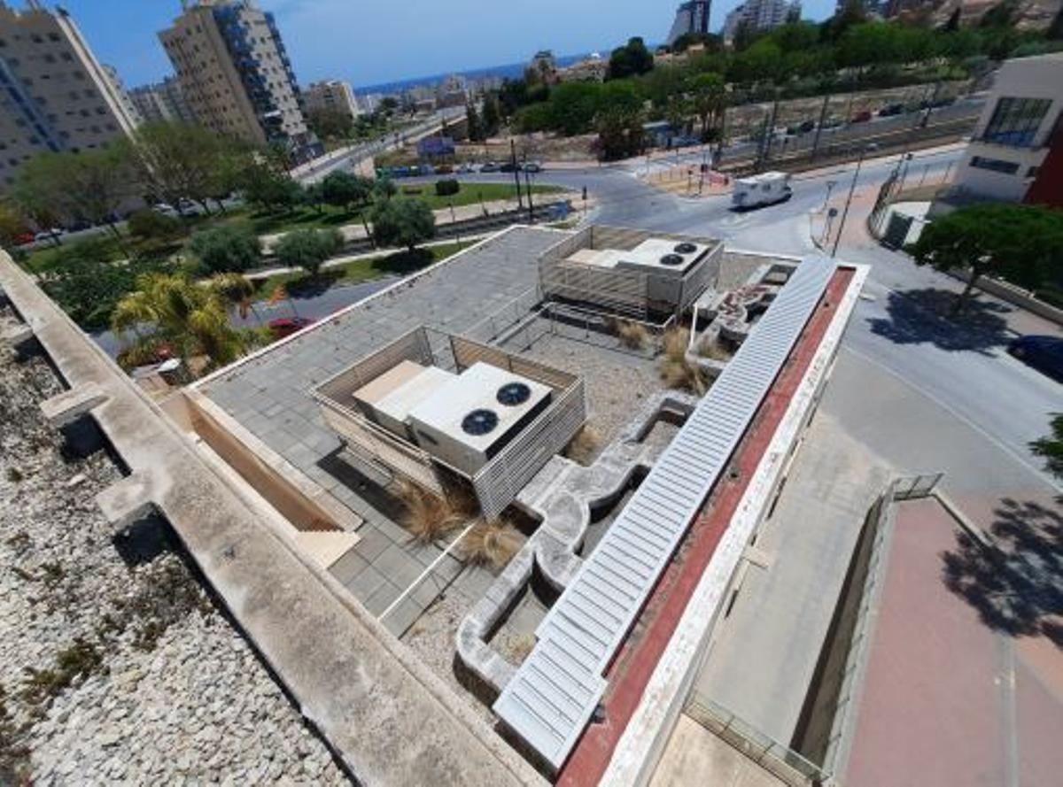 Cubierta actual del centro social que va a ser impermeabilizado
