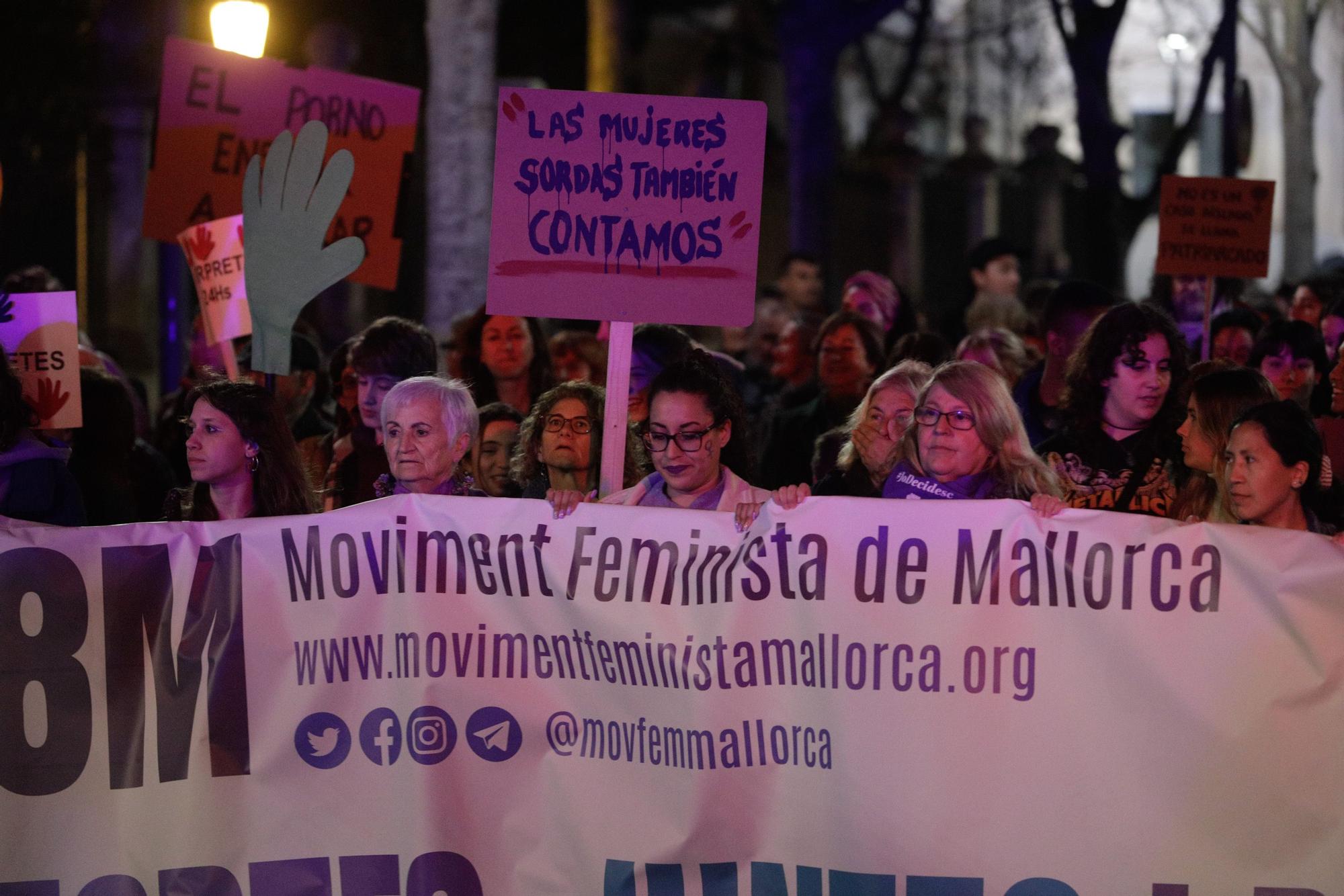 Miles de personas recorren Palma en la manifestación feminista del 8M