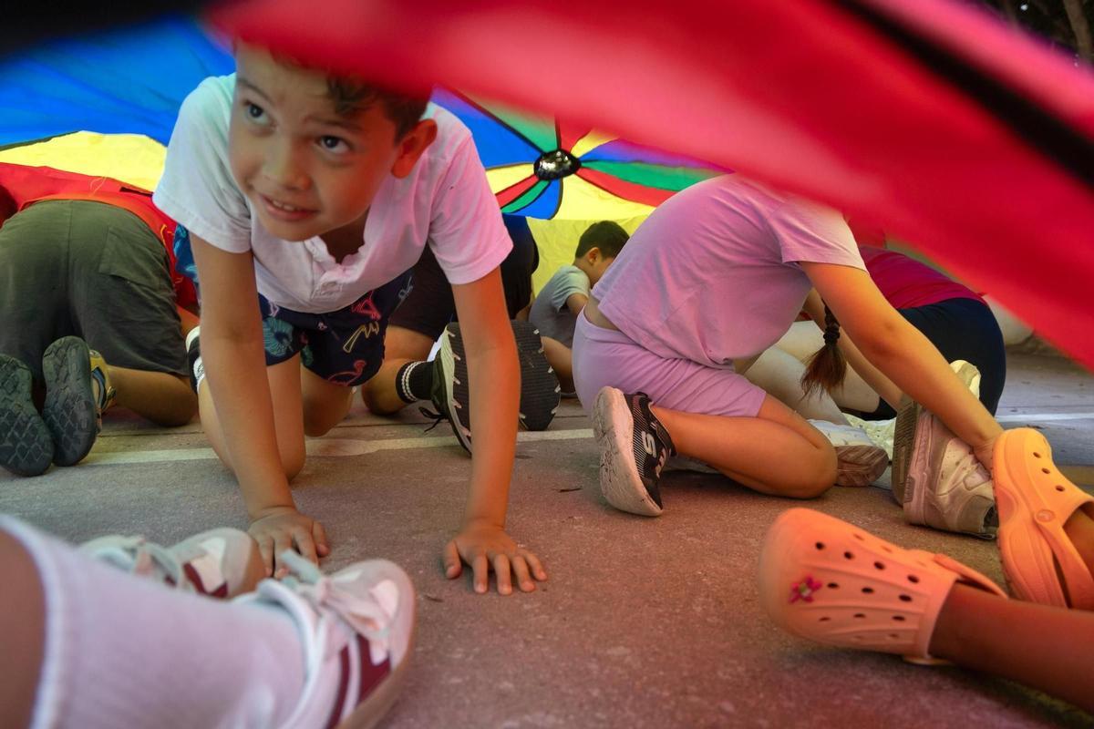 Niños participando en las actividades de verano de CaixaProinfancia.