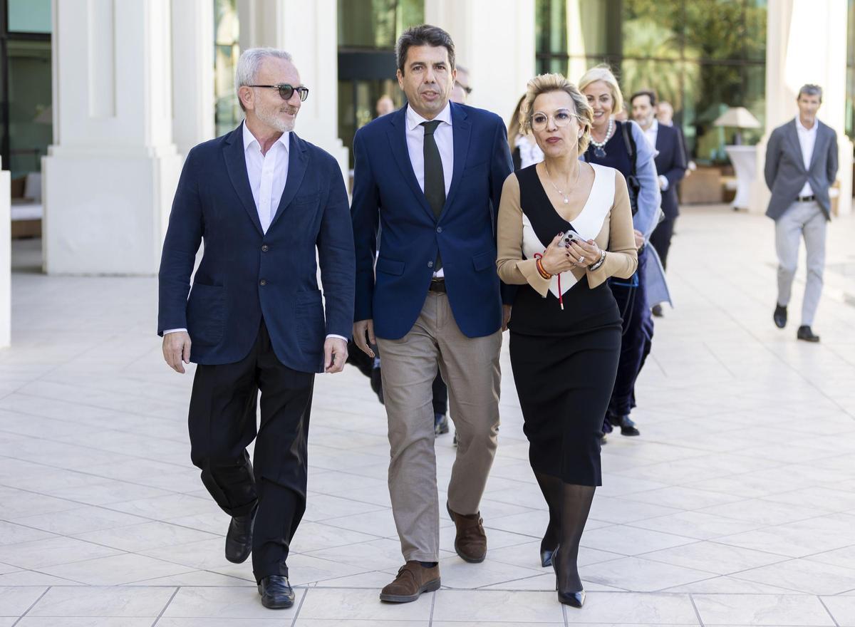 Carlos Mazón, con el académico Sergio Terol y la presidenta de la Academia Belén Arias