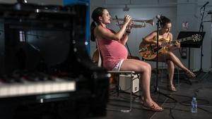 La trompetista Andrea Motis, de ocho meses, con su hermana la guitarista Carla Motis. 