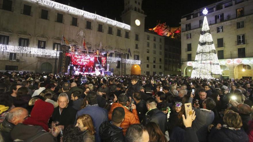 La fiesta de Nochevieja en la plaza del Ayuntamiento de Alicante