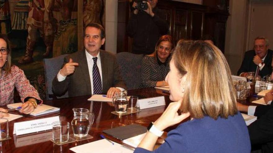 Cumbre en Fomento con la máxima representación  |  A la reunión acudieron Ana Pastor (en primer término), Caballero (2º i) y Vázquez (1ª i) en representación de las tres instituciones. Por el Concello, los ediles Regades y Caride, además del gerente de Urbanismo y la presidenta de la Diputación, Carmela Silva; por la Xunta, la directora de Mobilidade, Helena de Lucas, y la secretaria de Ordenación, Encarnación Rivas; por Fomento,Julio Gómez-Pomar, secretario de Estado de Infraestructuras; Gonzalo Ferre, de Adif, y Manuel Niño, secretario general de Infraestructuras.