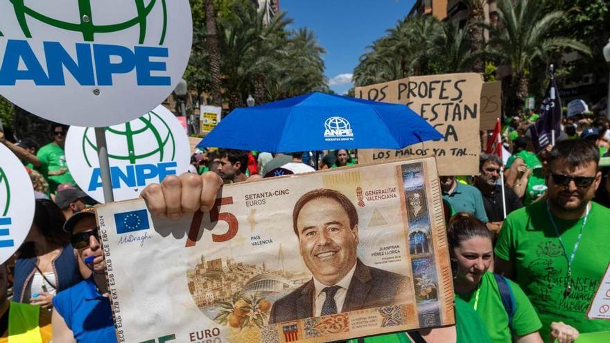 Huelga de educación con masivas protestas frente la sede del Consell en Alicante