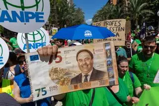 Huelga de educación con masivas protestas frente la sede del Consell en Alicante