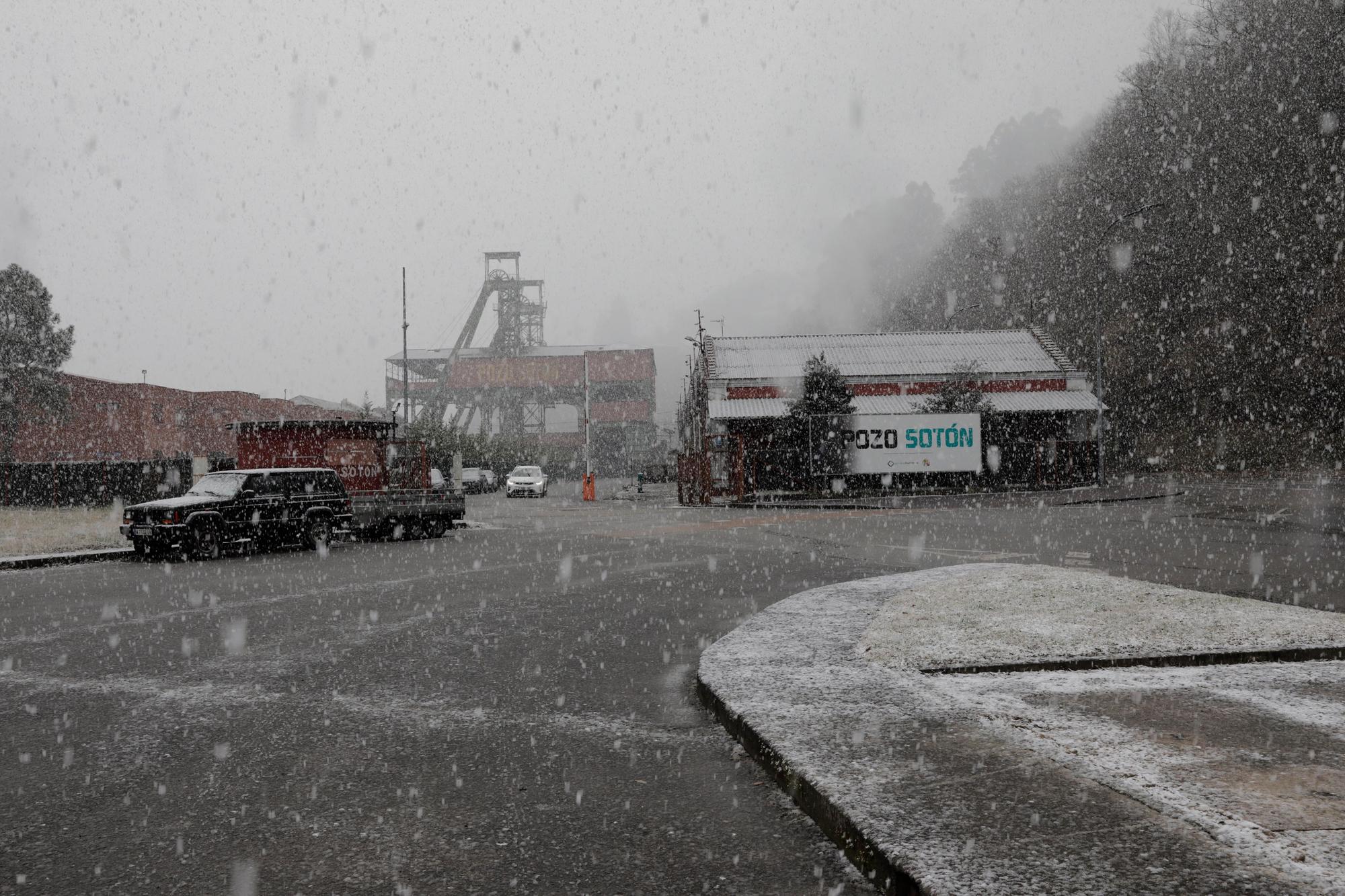 EN IMÁGENES: La borrasca Juliette lleva la nieve casi hasta la costa en Asturias