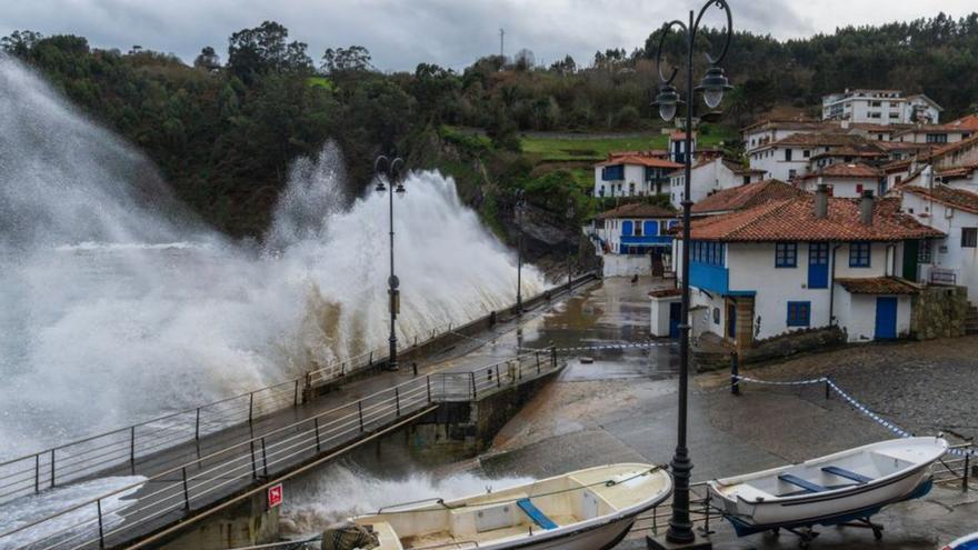 La borrasca &quot;Louis&quot; da una tregua tras pintar de blanco las montañas asturianas y siguen los avisos de viento en la costa