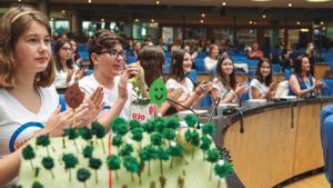 Un grupo de niños participa en el encuentro anual de Detectives por el clima, celebrado en Italia.