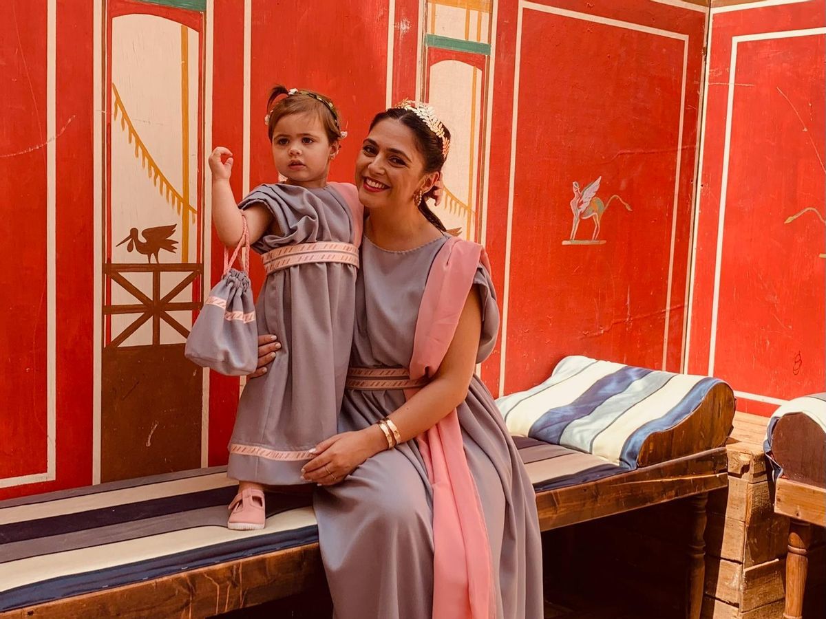 María Arenas, vestida de romana junto a la pequeña Julia para participar en las actividades de Emerita Ludica.
