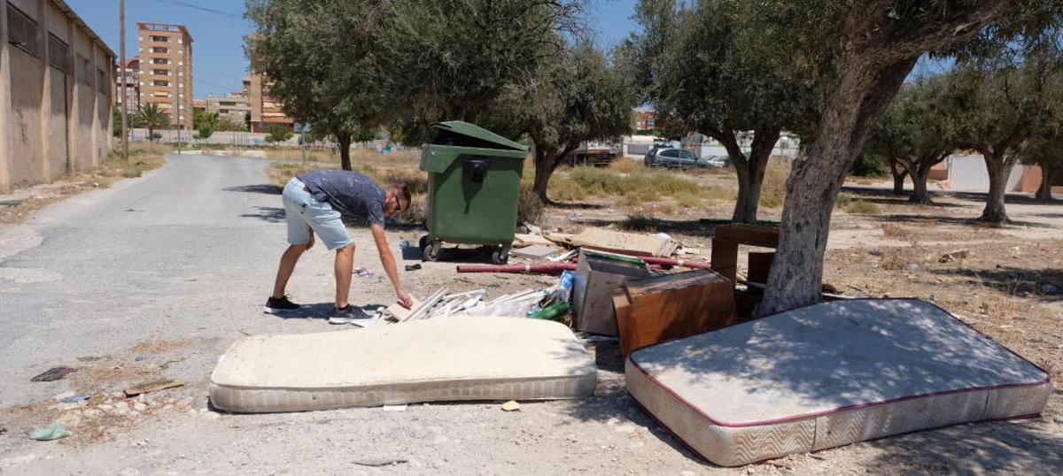 Los colchones aparecieron repartidos por los contenedores del extrarradio de Elda a principios de agosto