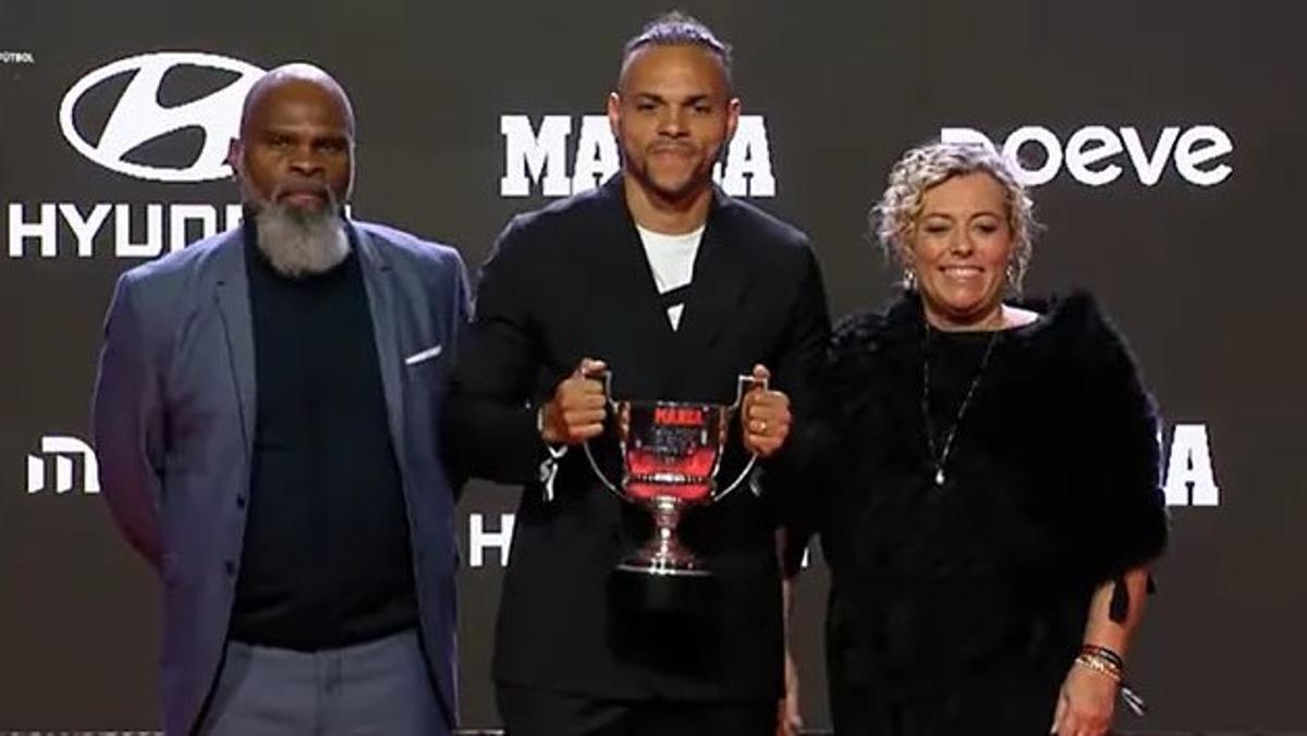 Braithwaite, en el centro, junto a sus padres con el premio de máximo goleador de LaLiga Hypermotion en 2024 .