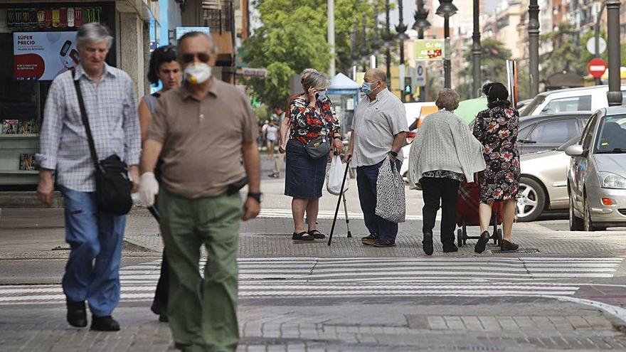 Muchos ciudadanos ya optan por la manga corta.