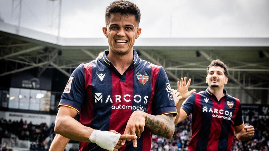 Roger Brugué celebrando su tanto ante el Burgos
