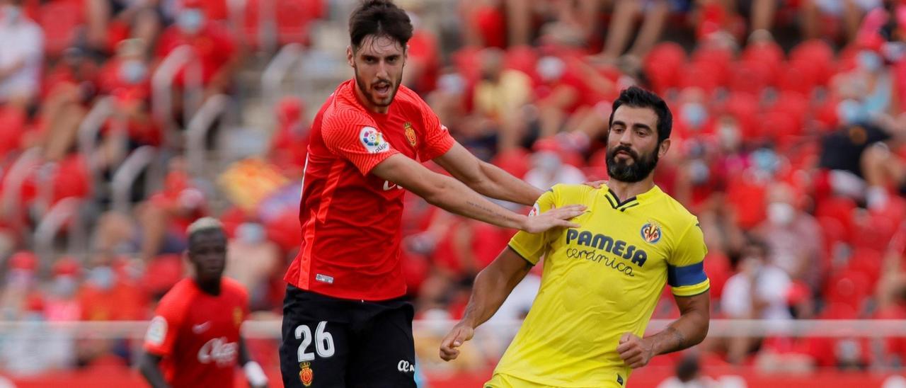 Fer Niño, en la imagen ante Albiol, ya se enfrentó al Villarreal en el partido de la primera vuelta en Palma con el Mallorca.