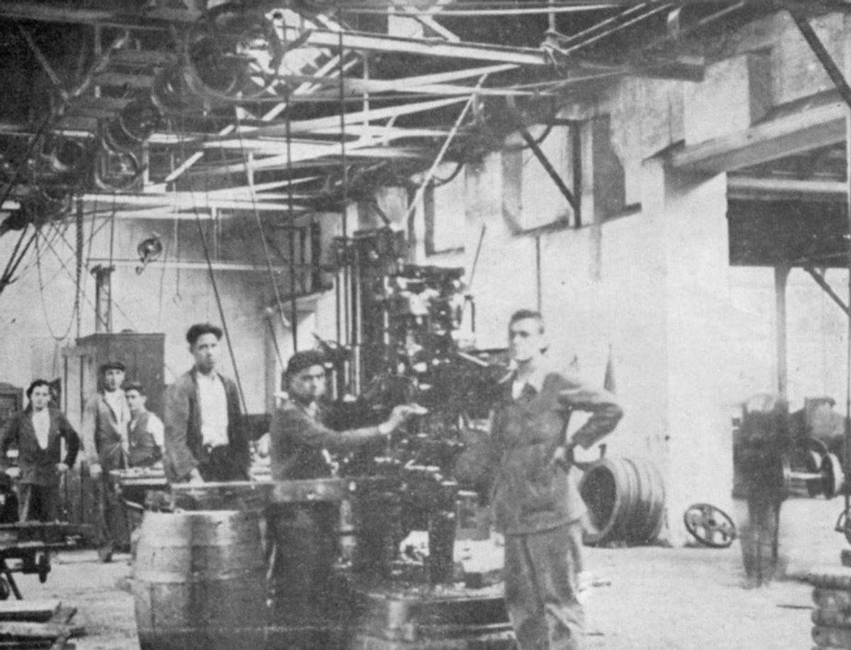 Trabajadores en los talleres en los años veinte del pasado siglo.