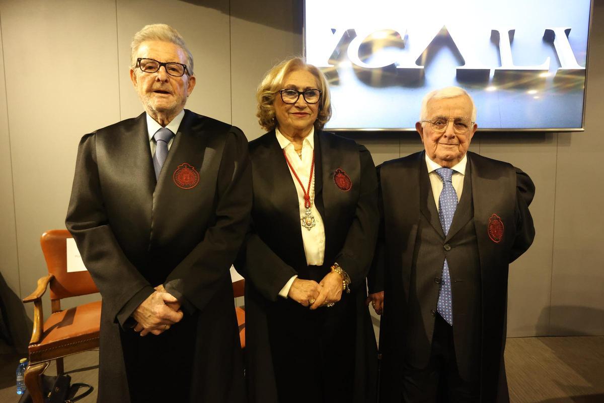 De izquierda a derecha, Joaquín Galant, Pilar Alonso y José María Gally,  condecorados con las primeras Medallas al Mérito de la Abogacía Alicantina.