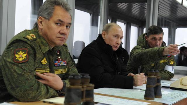 Vladimir Putin (centro) observa los ejercicios militares de las tropas rusas en Kirillovsky, en Leningrado.