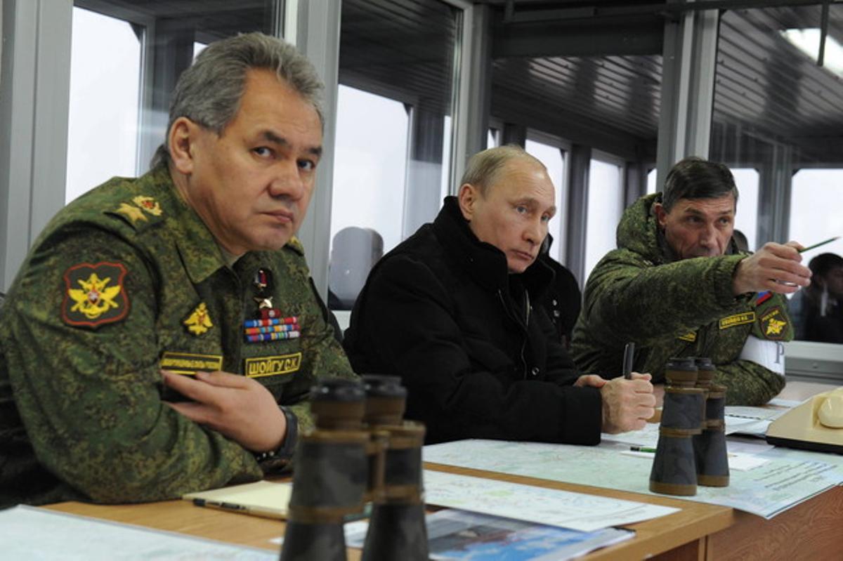 Vladímir Putin (centre) observa els exercicis militars de les tropes russes a Kirillovski, a Leningrad.