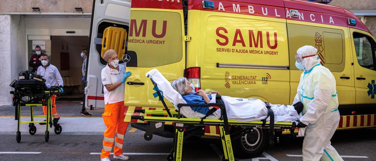 Ingreso de una paciente en las Urgencias del Hospital Clínico a finales de 2020.