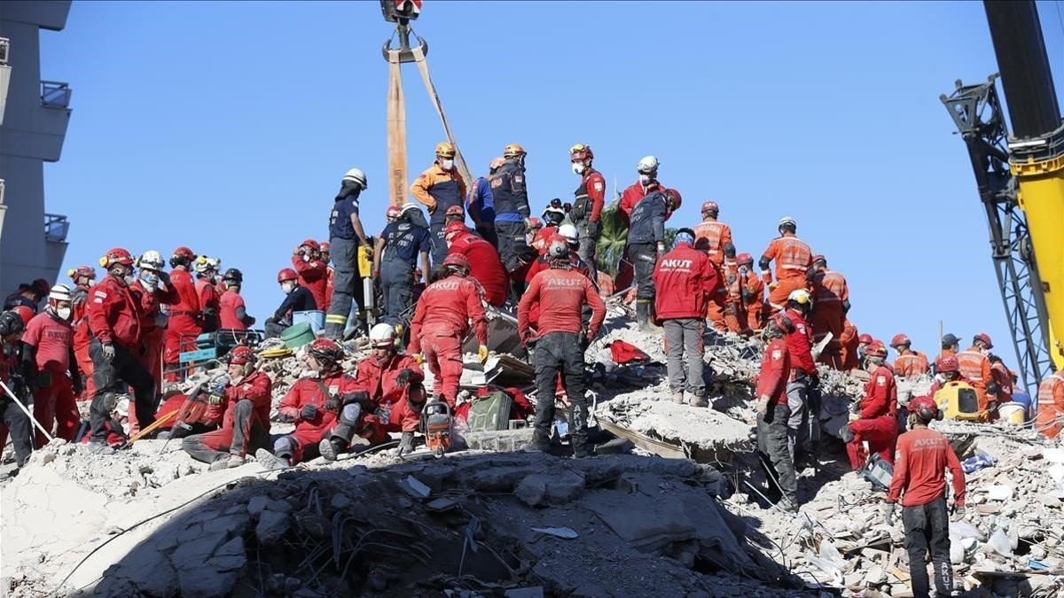 zentauroepp55696563 members of rescue services search in the debris of a collaps201101093506